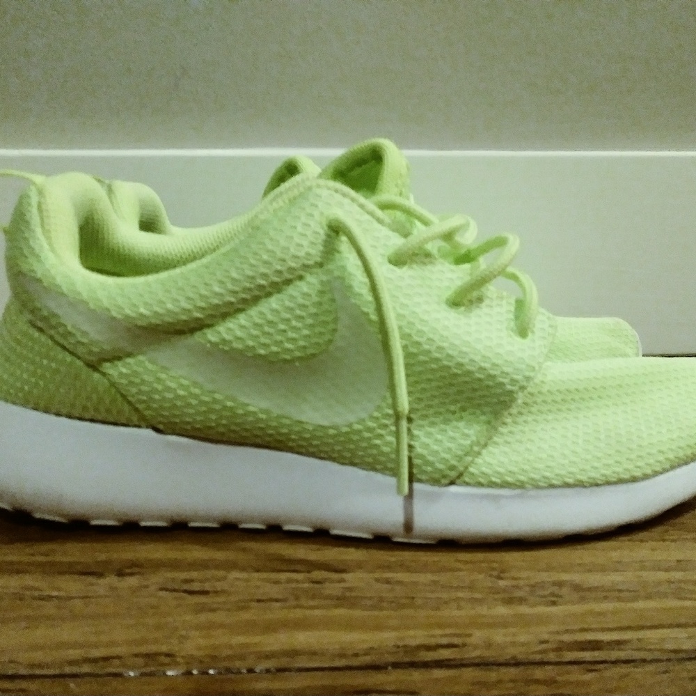 🔹NIKE ROSHE SNEAKERS 🔹 Size 7